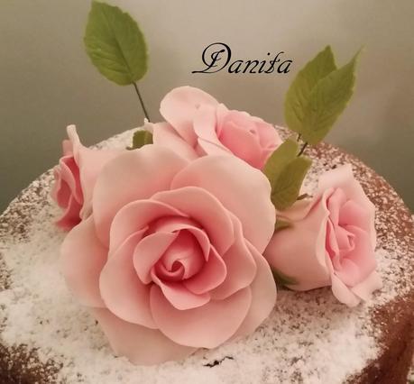 La nostra Naked cake con rose rosa