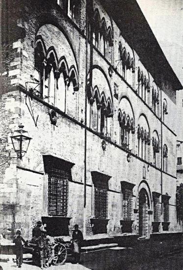 Lucca - Palazzo pretorio di piazza San Michele - Foto tratta da 