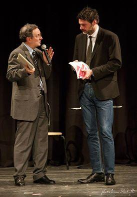 Fabrizio Borghini e Filippo Lotti
foto Luca Matulli

FIRENZE. Domenica 4 gennaio si è svolta al Teatro Alfieri di Firenze la settima edizione del “Premio Incontri con l’arte”, promosso dall’emittente “Toscana Tv” insieme al mensile “la Toscana” e curato da Fabrizio Borghini. 
Il premio, organizzato dall'associazione Toscana Cultura, viene assegnato annualmente a sodalizi d’arte, galleristi, critici, editori, fotografi d’arte, assessori alla cultura, collezionisti, artisti e organizzatori di eventi espositivi, segnalati per loro attività nel corso dell’anno.
In questa edizione è stato assegnato, tra gli altri, anche a “Arte per la Ricerca”, l’evento artistico organizzato ogni anno, da ormai un decennio, da FiorGen.
Il premio ritirato da Filippo Lotti curatore della manifestazione 