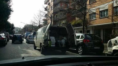 L'inspiegabile e autolesionista malattia dei romani per le loro automobili. Un testo da leggere e commentare