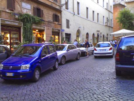 L'inspiegabile e autolesionista malattia dei romani per le loro automobili. Un testo da leggere e commentare