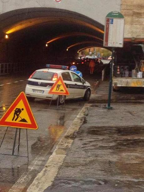 Tragedia movida. Il sottopasso dello Scalo San Lorenzo sommerso dalla sosta selvaggia, pedoni costretti a camminare in mezzo alla strada a rischio della pelle