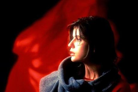 “Tre colori - Film Rosso” di Krzysztof Kieślowski: la pellicola conclusiva della trilogia ispirata ai principi della rivoluzione francese.