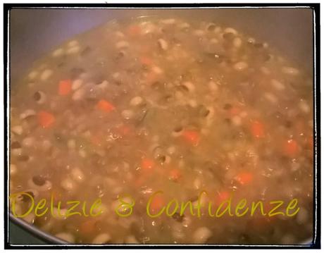 Zuppa primavera in ciotole di pane ai semi di girasole, avena  e lino