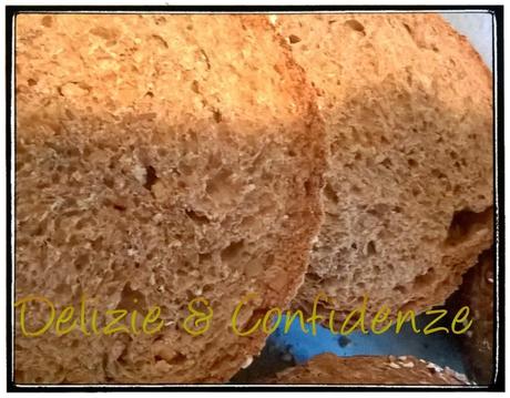 Zuppa primavera in ciotole di pane ai semi di girasole, avena  e lino