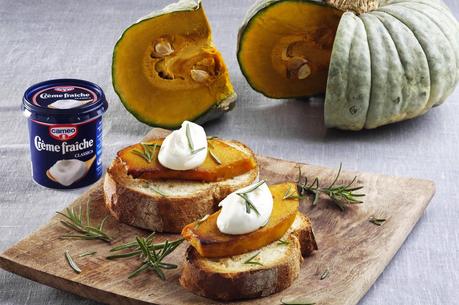 Crostone di zucca al forno con rosmarino e crème fraîche