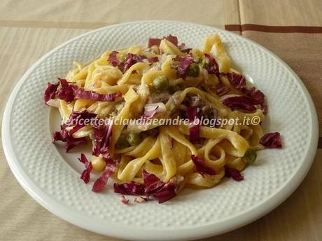 Fettuccine all'uovo con pisellini e radicchio