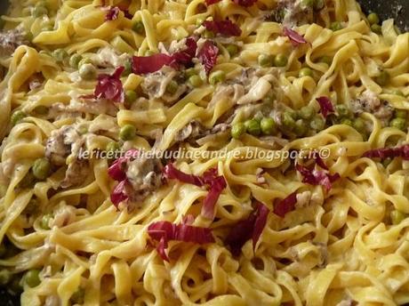 Fettuccine all'uovo con pisellini e radicchio