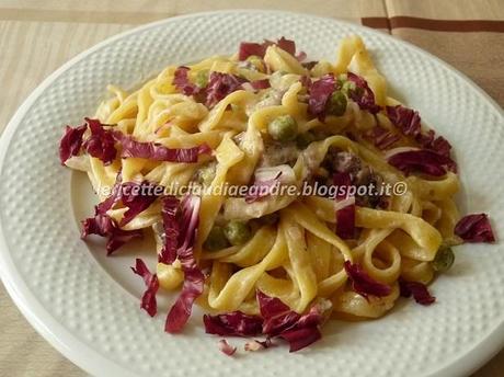 Fettuccine all'uovo con pisellini e radicchio