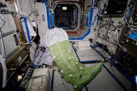 Il letto di Samantha Cristoforetti che ha sistemato nel nodo russo per trascorrere la notte del 15 gennaio 2015. Come dice Samantha: “Accamparsi in assenza di peso è veramente facile, vi basta attaccare il vostro sacco a pelo a una ringhiera e siete pronti per una buona notte di sonno!”. Crediti: NASA/ESA