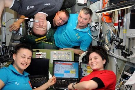Samantha Cristoforetti insieme ad altri quattro membri dell'equipaggio dell'Expediton 42 nel modulo russo, il 15 gennaio 2015, durante l'allarme per perdita di ammoniaca. Gli allarmi sono visibili in rosso nel monitor dei computer. Crediti: NASA