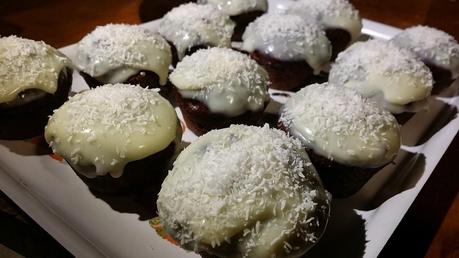 Cupcake al cioccolato, cocco e ganache di cioccolato bianco