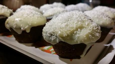 Cupcake al cioccolato, cocco e ganache di cioccolato bianco