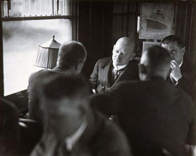 ministro degli Esteri, tedesco, Gustav Stresemann, scattata da Erich Salomon nel vagone ristorante del treno che lo porta a Parigi