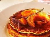 Pancake alle albicocche, versione golosa delle classiche frittelle americane.
