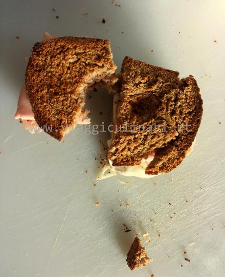Pane integrale croccante con le noci ripieno di caciocavallo, mortadella e pera
