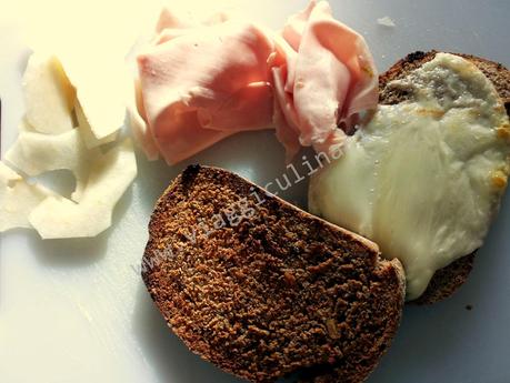 Pane integrale croccante con le noci ripieno di caciocavallo, mortadella e pera