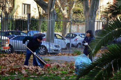 Siringhe, portafogli rubati, immondizie dovunque. Ecco come Alfio Marchini ha pulito il Parco della Resistenza con i suoi volontari