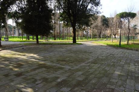 Siringhe, portafogli rubati, immondizie dovunque. Ecco come Alfio Marchini ha pulito il Parco della Resistenza con i suoi volontari