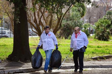 Siringhe, portafogli rubati, immondizie dovunque. Ecco come Alfio Marchini ha pulito il Parco della Resistenza con i suoi volontari