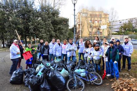 Siringhe, portafogli rubati, immondizie dovunque. Ecco come Alfio Marchini ha pulito il Parco della Resistenza con i suoi volontari