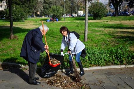 Siringhe, portafogli rubati, immondizie dovunque. Ecco come Alfio Marchini ha pulito il Parco della Resistenza con i suoi volontari