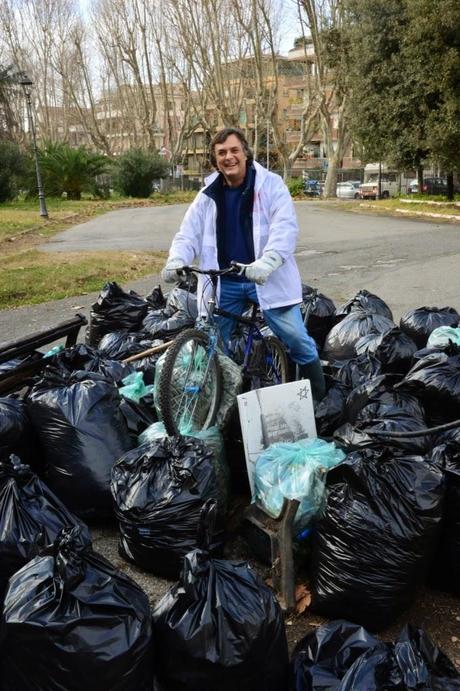 Siringhe, portafogli rubati, immondizie dovunque. Ecco come Alfio Marchini ha pulito il Parco della Resistenza con i suoi volontari
