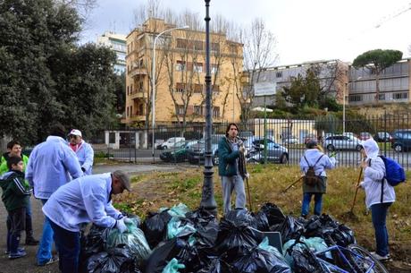 Siringhe, portafogli rubati, immondizie dovunque. Ecco come Alfio Marchini ha pulito il Parco della Resistenza con i suoi volontari