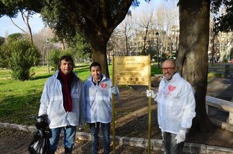 Siringhe, portafogli rubati, immondizie dovunque. Ecco come Alfio Marchini ha pulito il Parco della Resistenza con i suoi volontari
