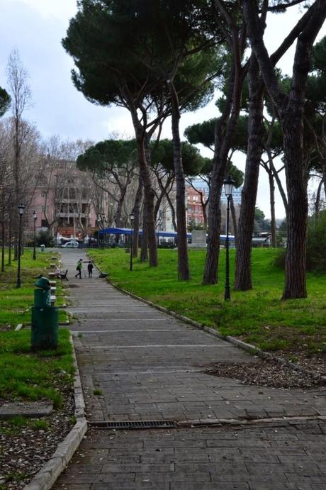 Siringhe, portafogli rubati, immondizie dovunque. Ecco come Alfio Marchini ha pulito il Parco della Resistenza con i suoi volontari