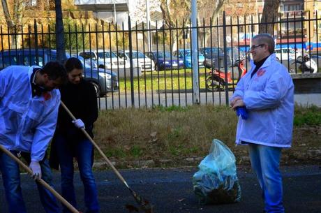 Siringhe, portafogli rubati, immondizie dovunque. Ecco come Alfio Marchini ha pulito il Parco della Resistenza con i suoi volontari