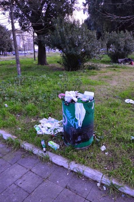 Siringhe, portafogli rubati, immondizie dovunque. Ecco come Alfio Marchini ha pulito il Parco della Resistenza con i suoi volontari