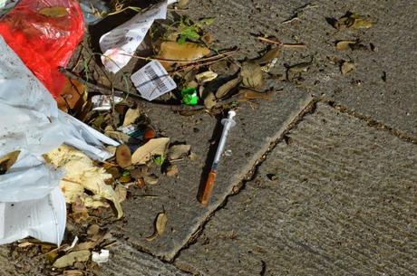 Siringhe, portafogli rubati, immondizie dovunque. Ecco come Alfio Marchini ha pulito il Parco della Resistenza con i suoi volontari