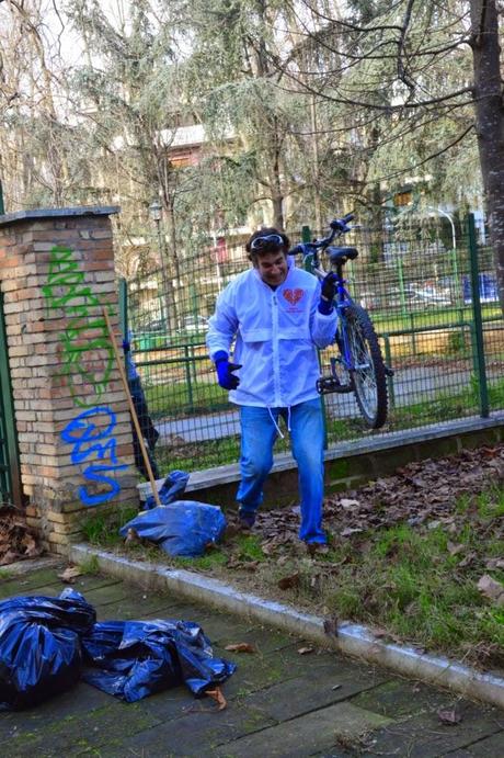 Siringhe, portafogli rubati, immondizie dovunque. Ecco come Alfio Marchini ha pulito il Parco della Resistenza con i suoi volontari