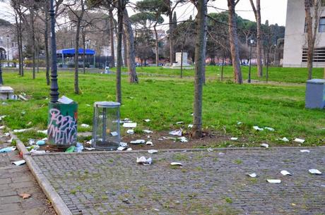 Siringhe, portafogli rubati, immondizie dovunque. Ecco come Alfio Marchini ha pulito il Parco della Resistenza con i suoi volontari
