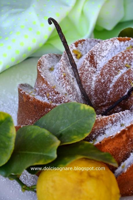 Sour cream lemon pound cake...ovvero ciambella alla panna acida e limone