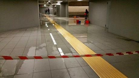 INCREDIBILE: LA NUOVISSIMA METRO B1, FERMATA LIBIA, COMPLETAMENTE ALLAGATA! CENTRALINE ELETTRICHE CONTORNATE DA UN VERO E PROPRIO PANTANO! ATTENZIONE! CHI SONO I RESPONSABILI DELLA SICUREZZA E PERCHE' VEGETANO NEL LORO FANCAZZISMO?