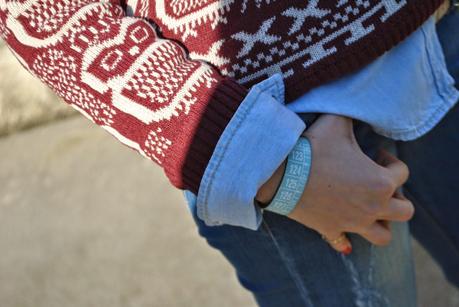 OUTFIT: DENIM SHIRT, JEANS AND SWEATER