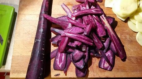 Carote viola e patate rosse saltate con vino bianco