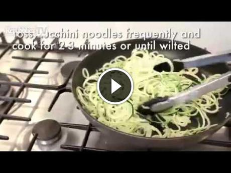 Zucchine spiralizzate che diventano spaghetti!