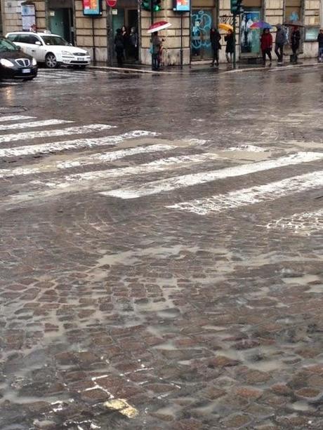 Togliere subito i sampietrini dalle strade percorse dai mezzi pubblici. Tante foto su Via Nazionale che pare bombardata