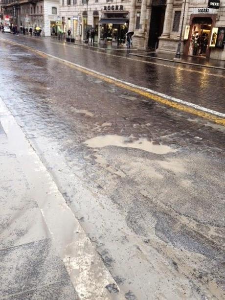 Togliere subito i sampietrini dalle strade percorse dai mezzi pubblici. Tante foto su Via Nazionale che pare bombardata