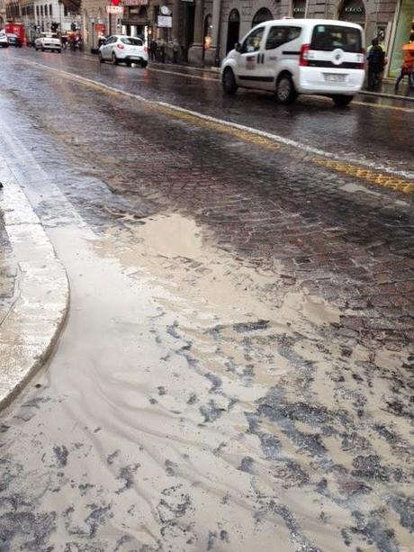 Togliere subito i sampietrini dalle strade percorse dai mezzi pubblici. Tante foto su Via Nazionale che pare bombardata