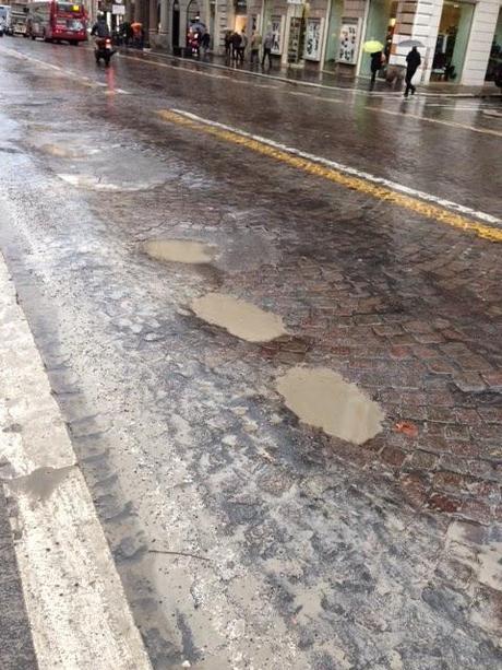 Togliere subito i sampietrini dalle strade percorse dai mezzi pubblici. Tante foto su Via Nazionale che pare bombardata