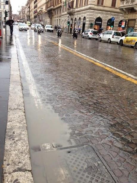 Togliere subito i sampietrini dalle strade percorse dai mezzi pubblici. Tante foto su Via Nazionale che pare bombardata