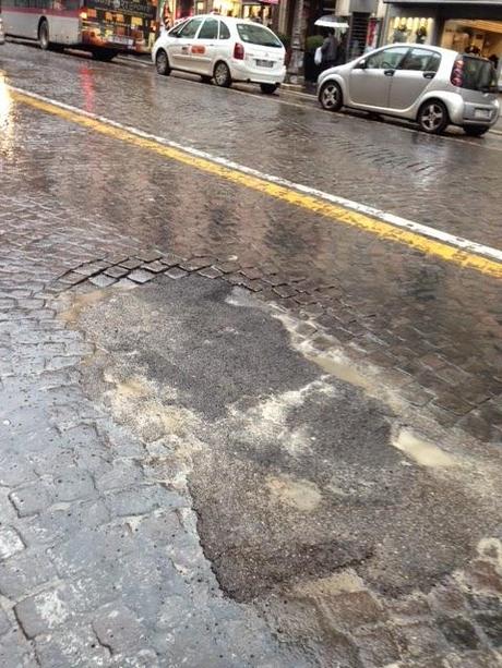 Togliere subito i sampietrini dalle strade percorse dai mezzi pubblici. Tante foto su Via Nazionale che pare bombardata