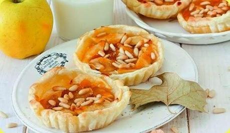 Tartellette alle mele e pinoli