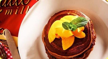 Pancake al cioccolato con pesche alla menta