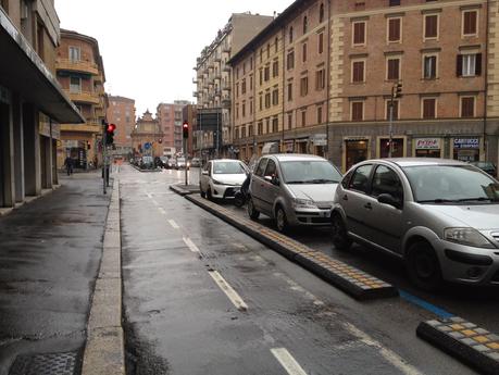 Ciclabili leggere. Ecco come fanno a Bologna le piste che costano pochissimo e che spazzano via la doppia fila