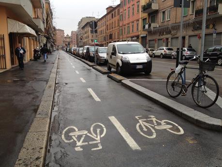 Ciclabili leggere. Ecco come fanno a Bologna le piste che costano pochissimo e che spazzano via la doppia fila